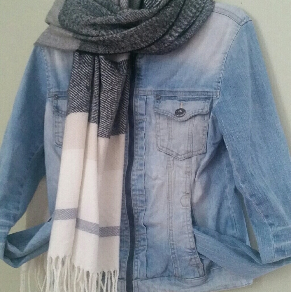 ZARA Jean Jacket with zipper M with a necklace